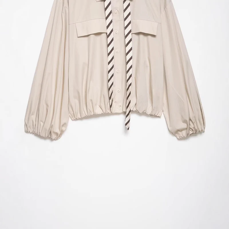 Damen Schluppenbluse im Cropped‑Boxy‑Schnitt mit Ballonärmeln und kontrastierter Schluppenblende Nord Taschen