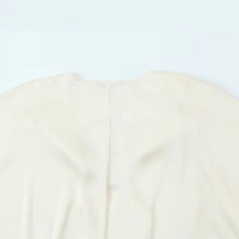 Damen Satinbluse mit tiefem Wickel-V-Ausschnitt, elastischem Saum und Ballonärmeln Nord Taschen
