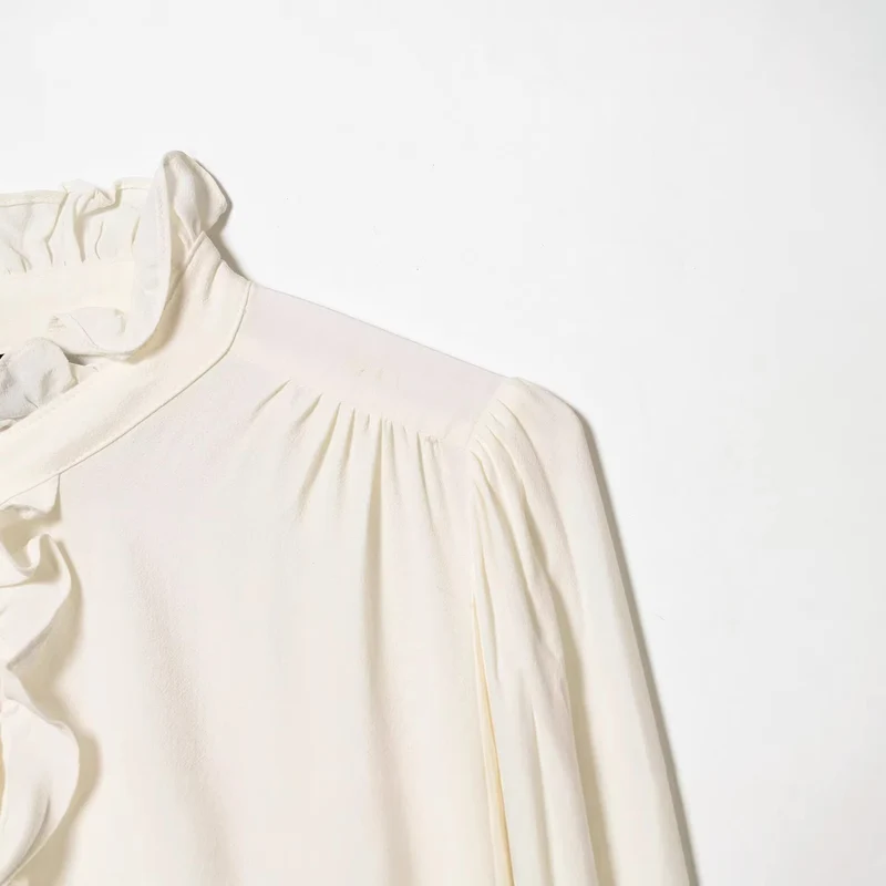 Damen Romantische Rüschenbluse mit Stehkragen, Knopfleiste und Ballonärmeln Nord Taschen