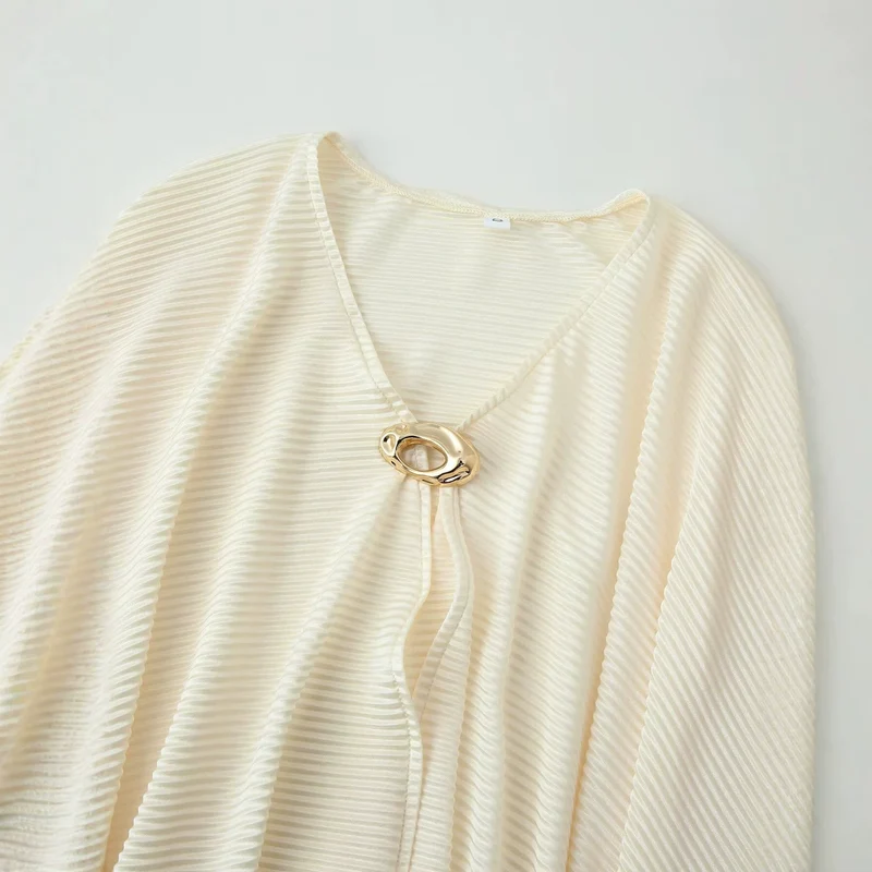 Damen Plissierter Cape‑Poncho mit V‑Ausschnitt und Schmuckverschluss Nord Taschen