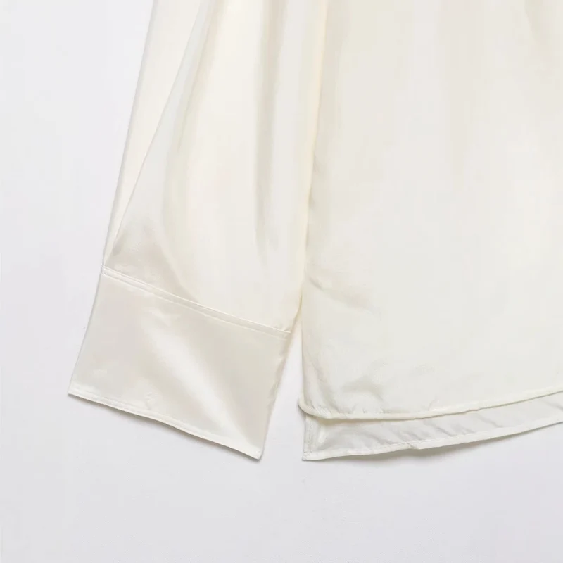 Damen Oversize-Seidenbluse mit Stehkragen und verdeckter Knopfleiste Nord Taschen