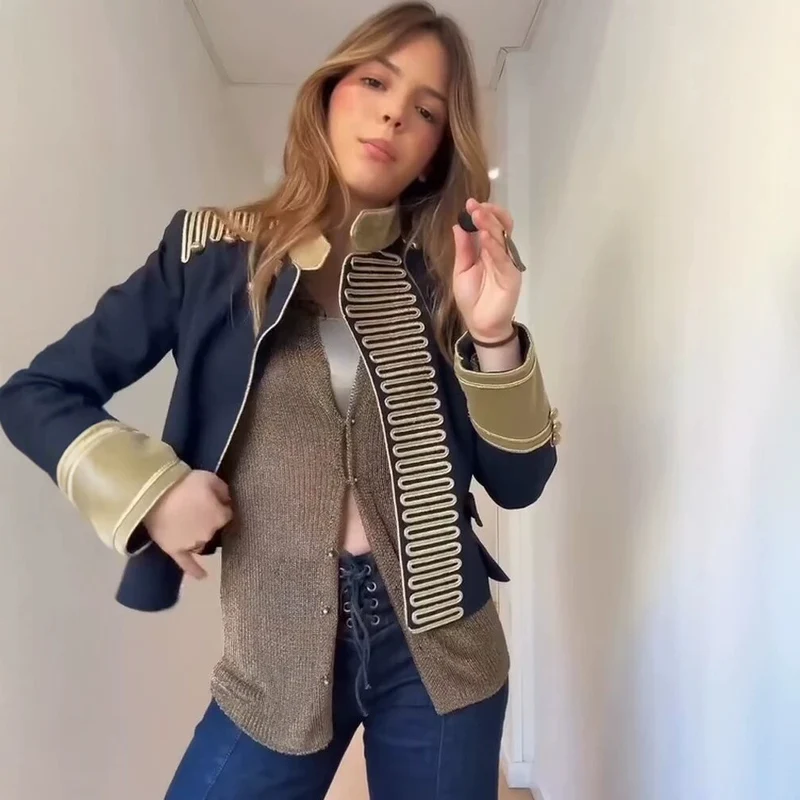 Damen Militärisch inspirierte kurze Gala-Jacke mit Goldverzierung Nord Taschen