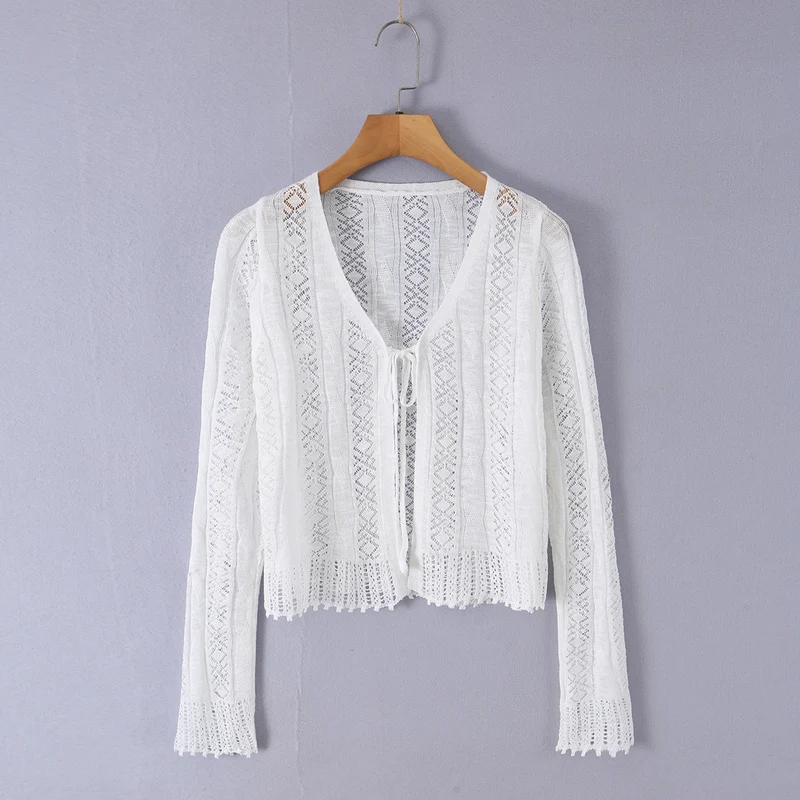 Damen Leichter gehäkelter Kurzcardigan mit V‑Ausschnitt, Bindeband und Ajourmuster Nord Taschen