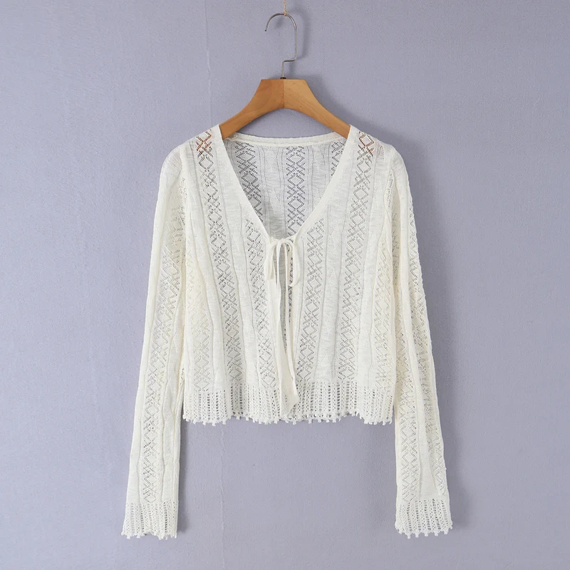 Damen Leichter gehäkelter Kurzcardigan mit V‑Ausschnitt, Bindeband und Ajourmuster Nord Taschen