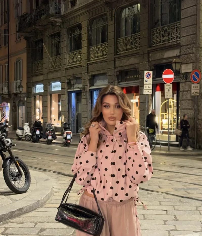 Damen Leichte Hemdbluse mit Polka‑Dot, femininem Puffärmel und durchgehender Knopfleiste Nord Taschen