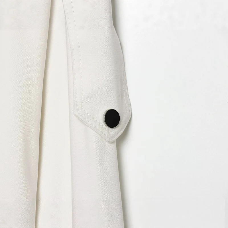 Damen Leichte Cropped-Windjacke im Boxy‑Schnitt mit hohem Funnelkragen und Ärmel-Pattentaschen Nord Taschen