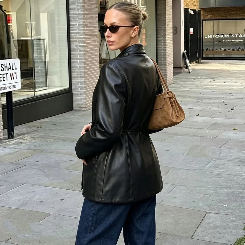 Damen Langer taillierter Blazer‑Mantel aus veganer Lederoptik mit fallendem Schalkragen und Doppelknopf-Leiste Nord Taschen