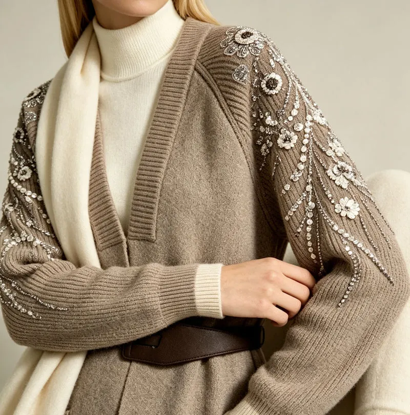 Damen Langer Strickmantel mit Taillengürtel und bestickten Ärmeln Nord Taschen