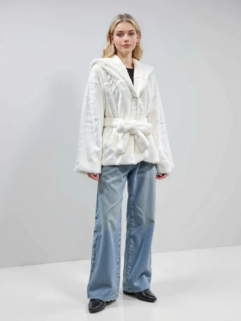 Damen Kuschelige Kunstfell-Kurzjacke mit Schalkapuze und Schleifen-Taillengürtel Nord Taschen