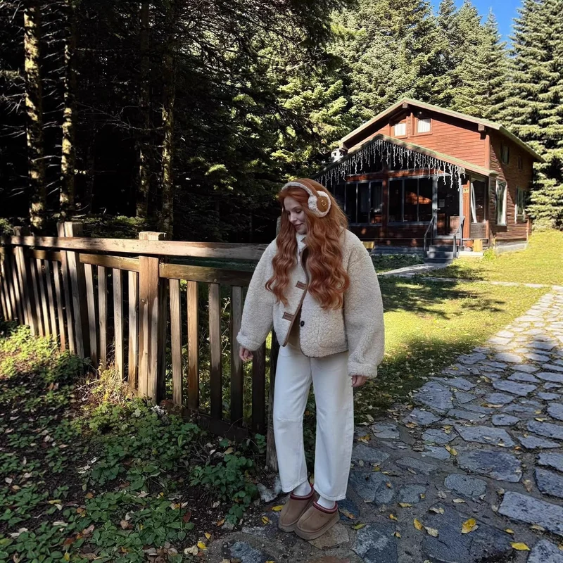 Damen Kurzjacke im Lammfell‑Look mit hohem Stehkragen und aufgesetzten Taschen Nord Taschen