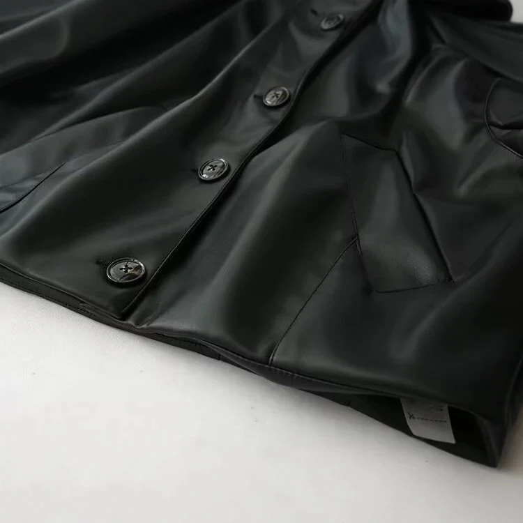 Damen Kurzjacke im Hemdstil aus veganer Glattleder-Optik mit markanten Schrägtaschen Nord Taschen