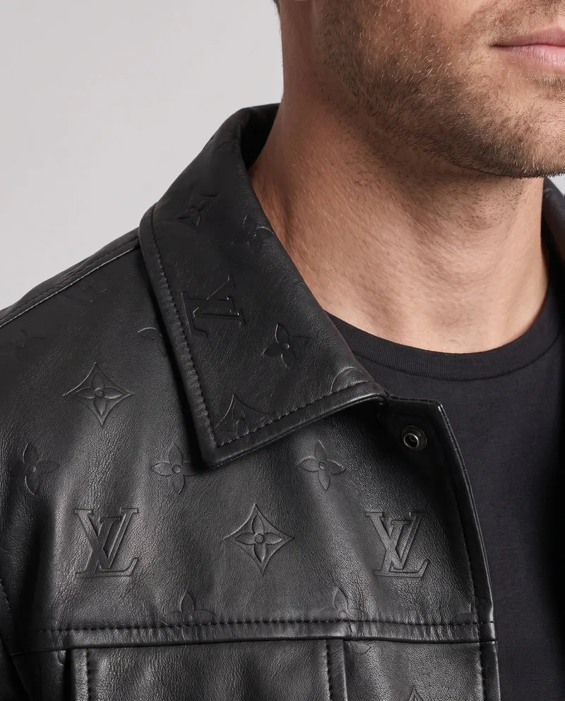 Herren Kunstleder Truckerjacke mit geprägtem Monogramm, Druckknopf-Front und Klapptaschen Nord Taschen