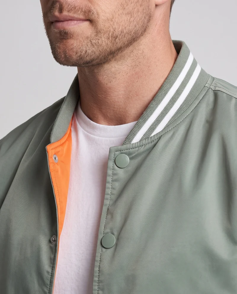 Leichte Satin-Bomberjacke für Herren mit gestreiftem Rippkragen und Druckknopfverschluss Nord Taschen