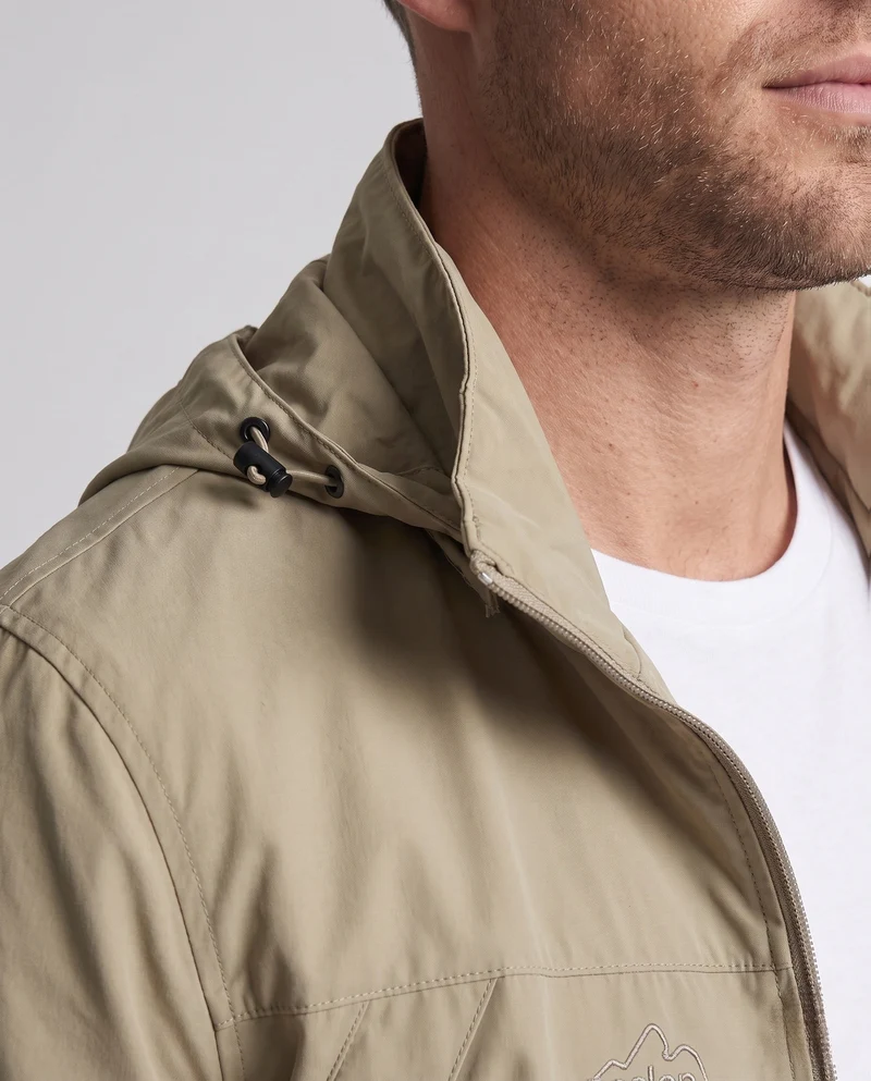 Leichte winddichte Herrenjacke mit Kapuze und Brustreißverschluss sowie verstaubarer Kapuze Nord Taschen