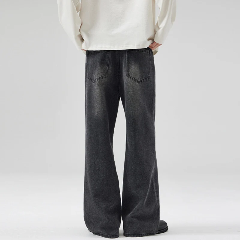 Herren Weite Denim-Jeans im Retro-Workwear-Look mit markanten Whisker- und Faltenakzenten Nord Taschen