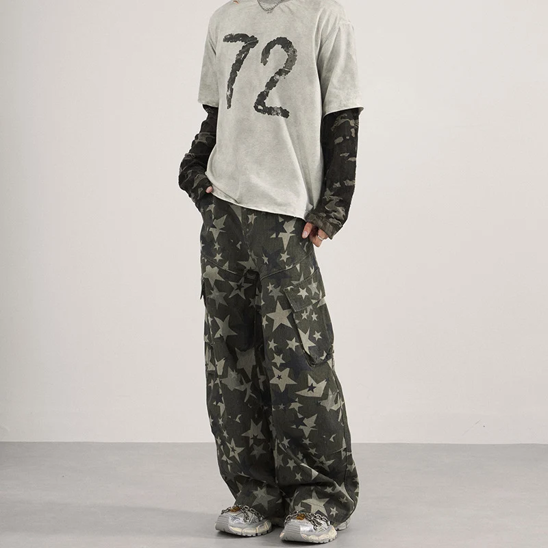 Herren weite Cargo-Palazzo-Hose mit allover Sternen-Print und Utility-Taschen Nord Taschen