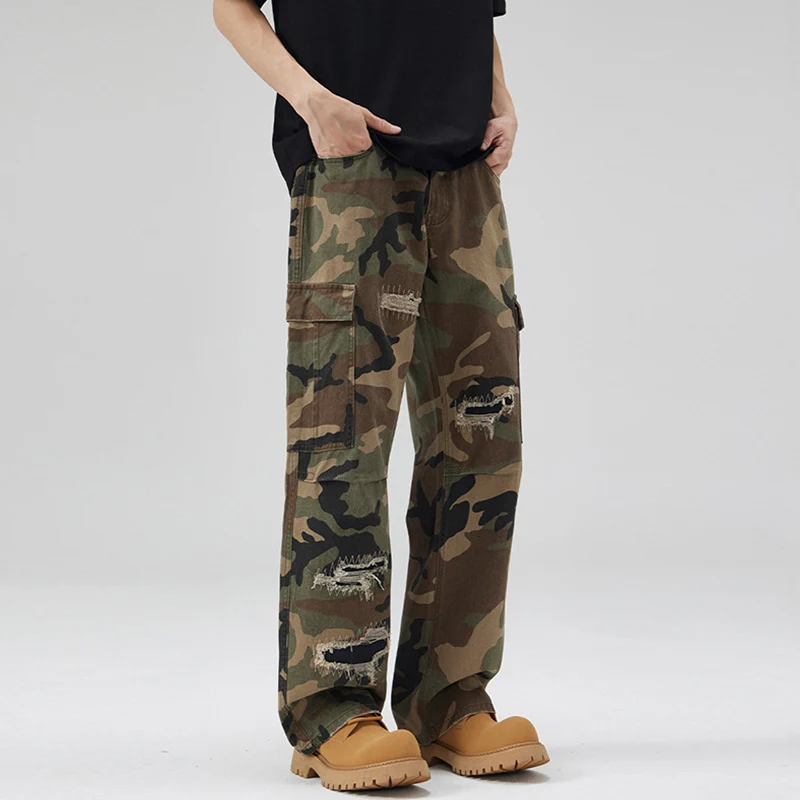 Herren weite Cargo-Hose im Camouflage-Look mit bewusst aufgerissenen Details und großen Pattentaschen Nord Taschen