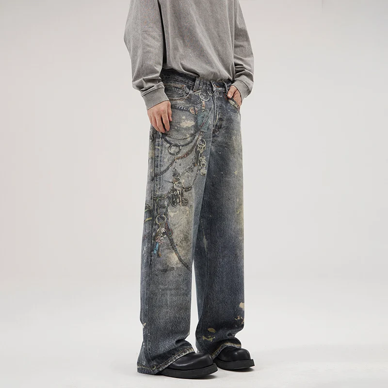 Herren Weit geschnittene Stonewashed-Denim-Jeans mit Kettenprint, Farb‑Splatter und bodenlangem Saum Nord Taschen