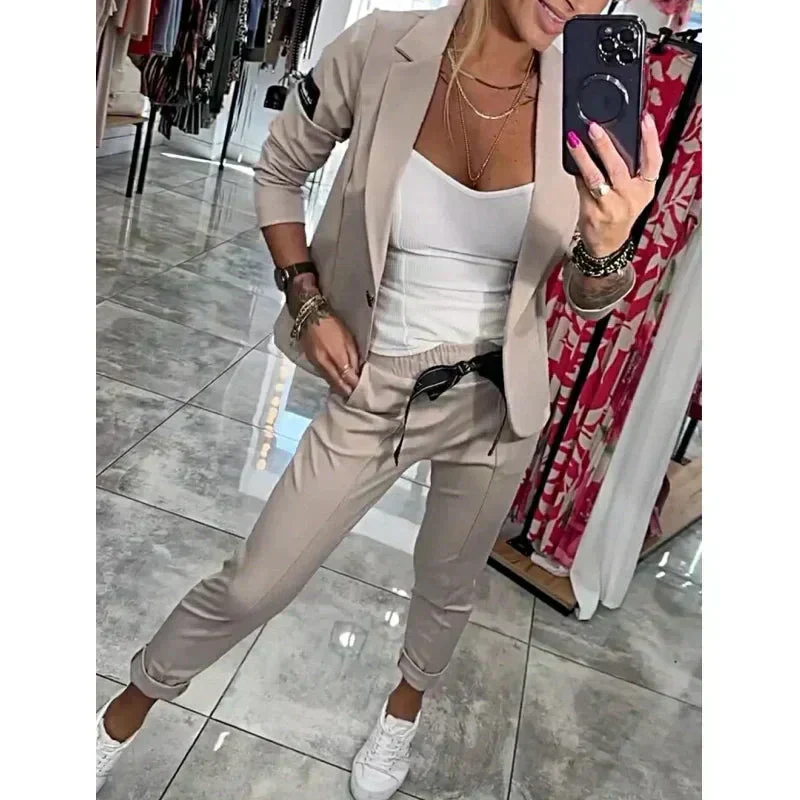 2-Teiliges Set Bestehend Aus Einem Lässigen Blazer und Einer Hose