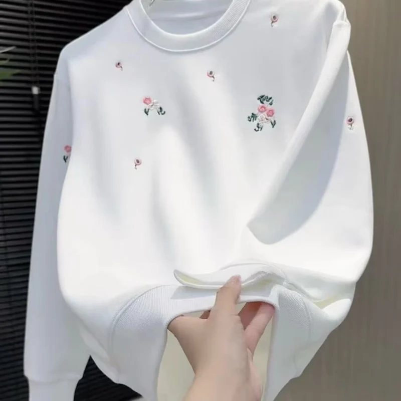 Damen Eleganter Oversized Pullover mit floralem Stickdesign Nord Taschen