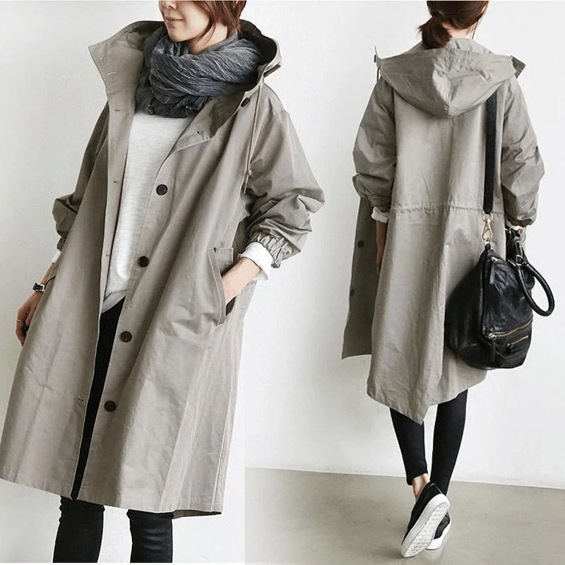 Die Windjacke mit Knöpfen und Kapuze