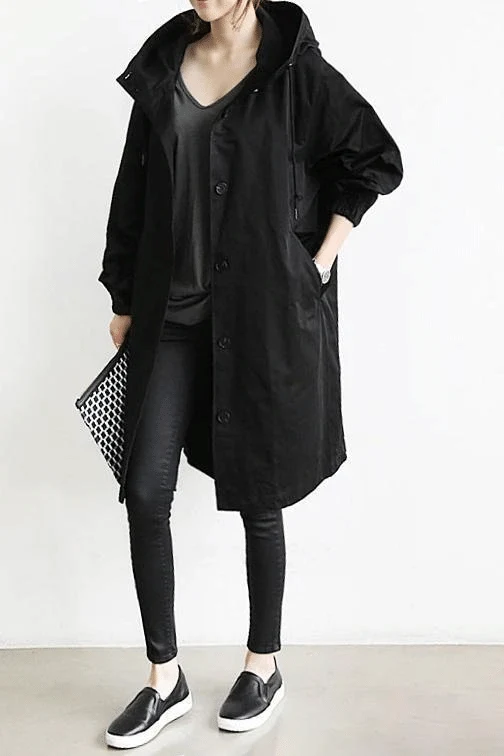 Die Windjacke mit Knöpfen und Kapuze