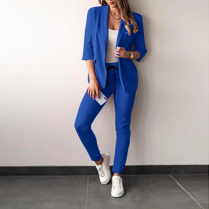 Damen elegantes und modernes Anzug-Set mit tailliertem Blazer und schmalen Hosen