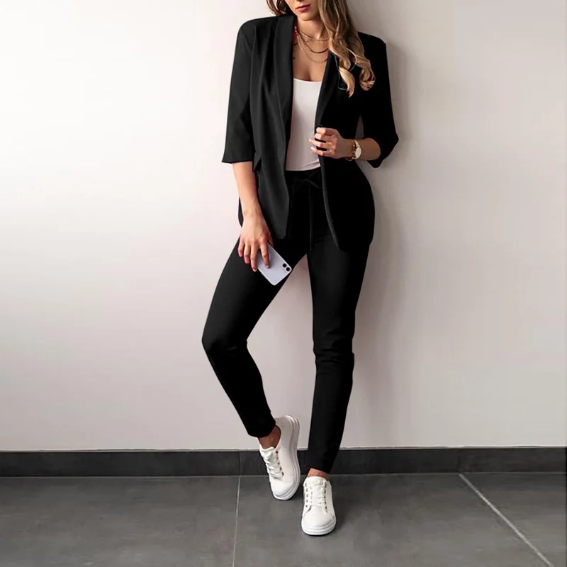 Damen elegantes und modernes Anzug-Set mit tailliertem Blazer und schmalen Hosen