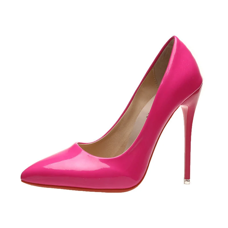 Damen elegante High Heels mit spitz zulaufender Zehenpartie und glänzender Oberfläche