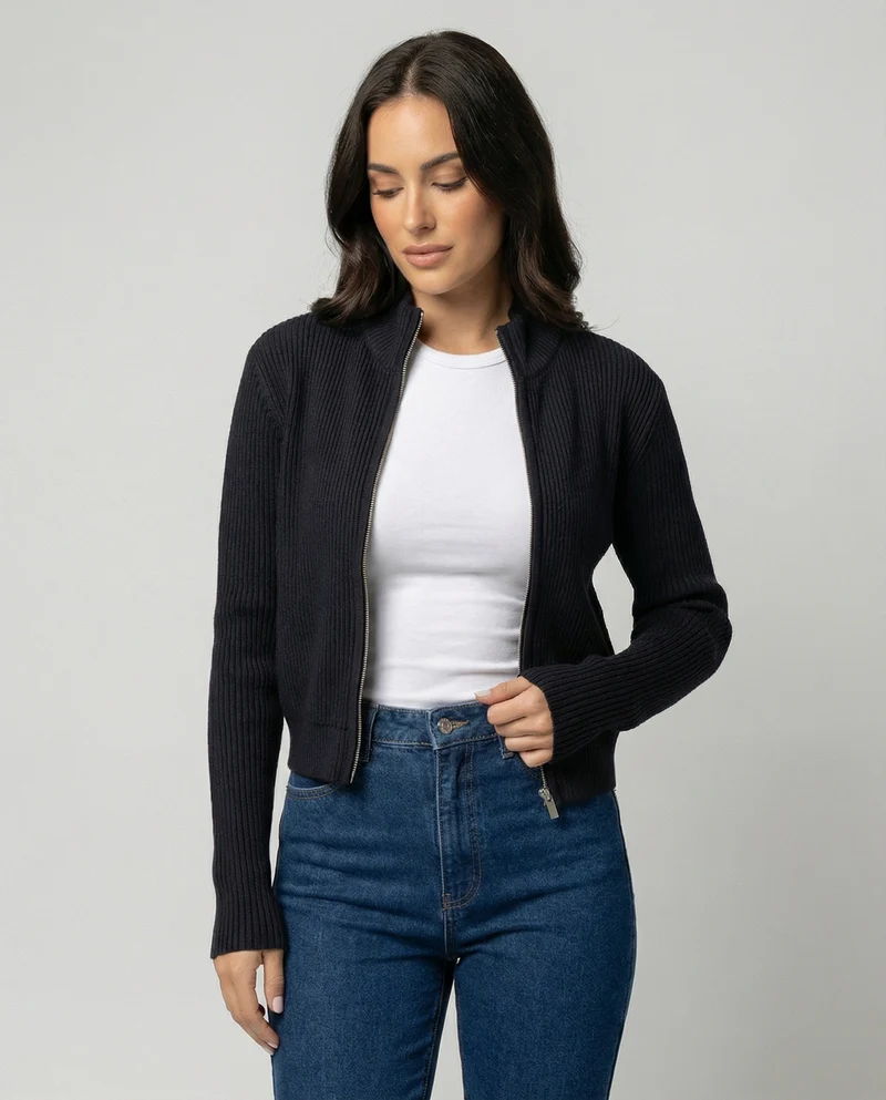 Taillierte Damen Strickjacke mit Reißverschluss und Stehkragen in MarinNord Taschenlau