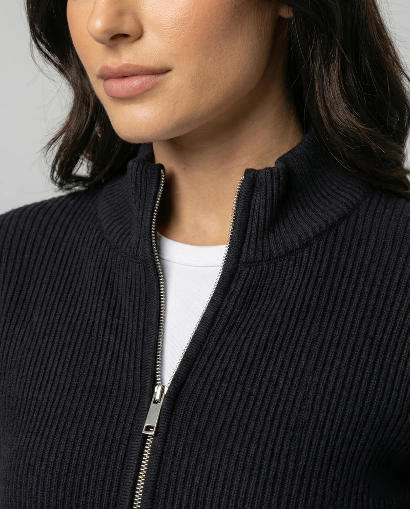 Taillierte Damen Strickjacke mit Reißverschluss und Stehkragen in MarinNord Taschenlau