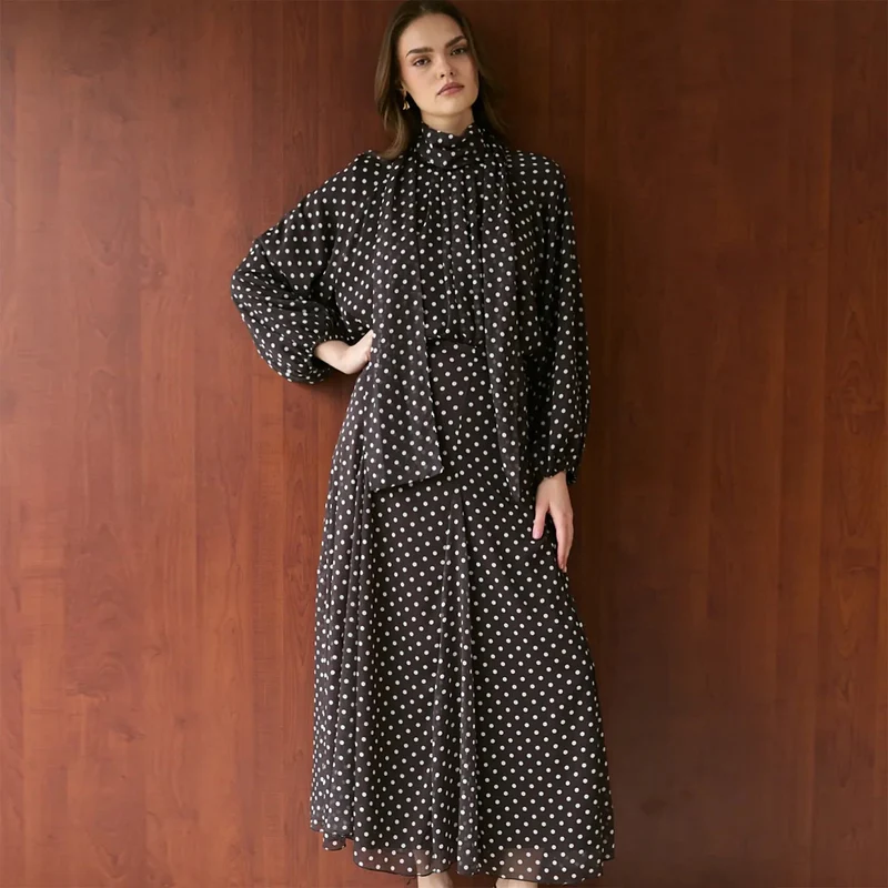 Damen Kleid mit elegantem Stehkragen und verspieltem Punkte-Design
