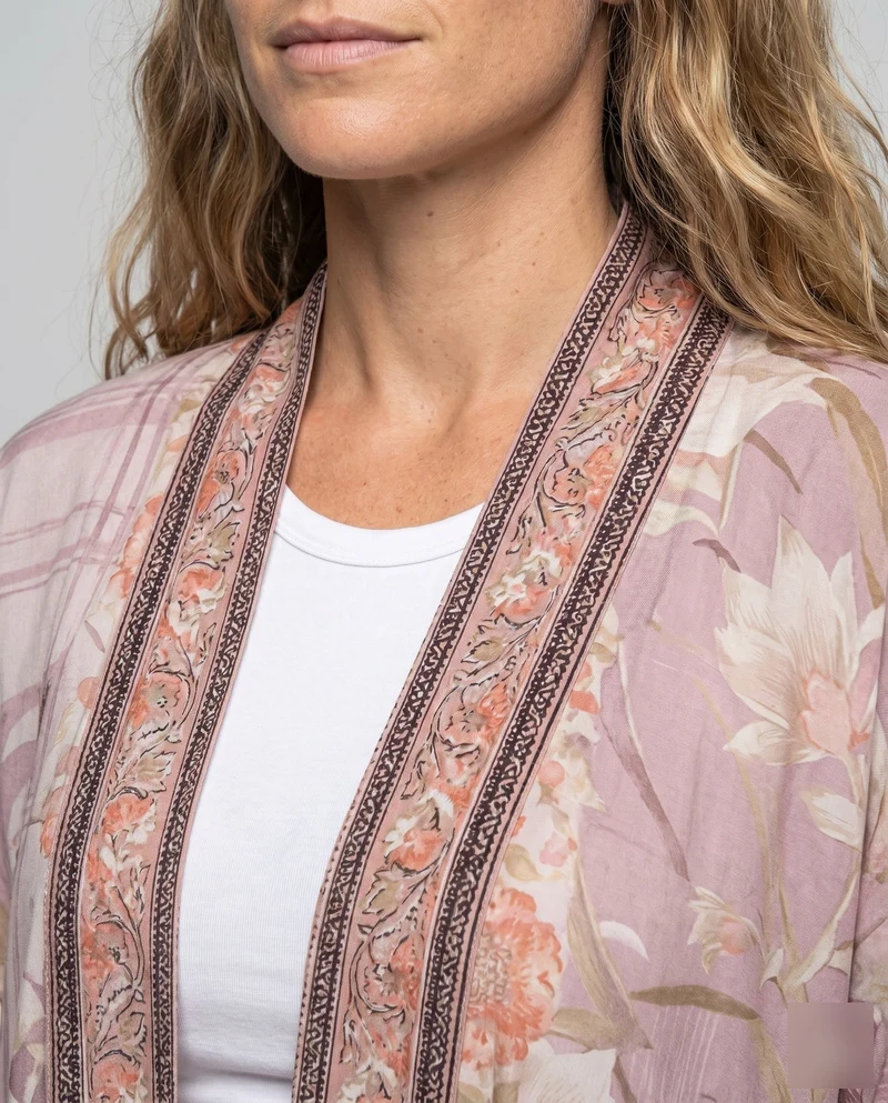 Damen modischer Kimono mit floralen Verzierungen