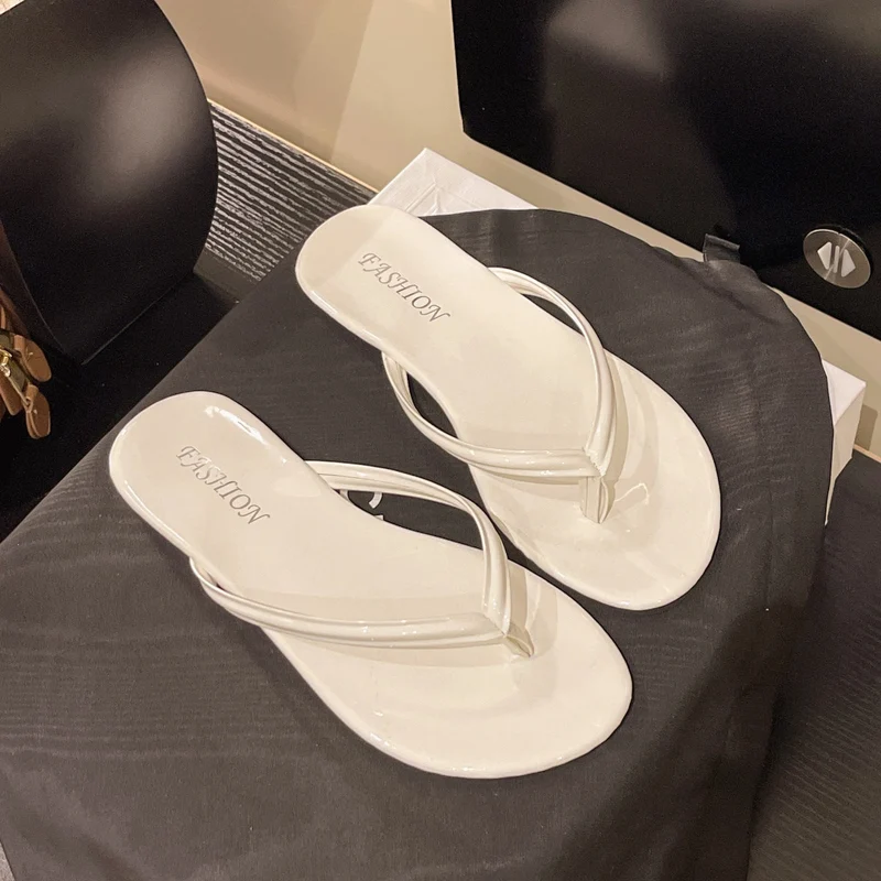 Damen modische Zehentrenner mit eleganten Riemen und rutschfester Sohle
