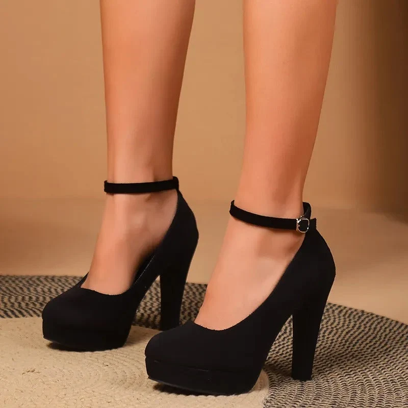 Stilvolle und attraktive Schuhe mit hohen Absätzen
