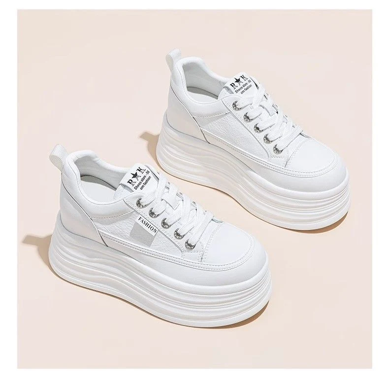 Damen Plateau Sneaker mit eleganter Silhouette und dämpfender Sohle
