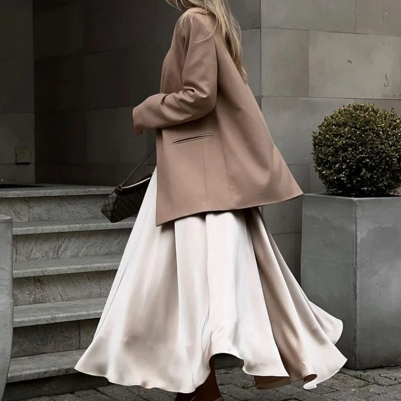 Damen Elegantes Satin-Maxikleid mit schwingendem Rock