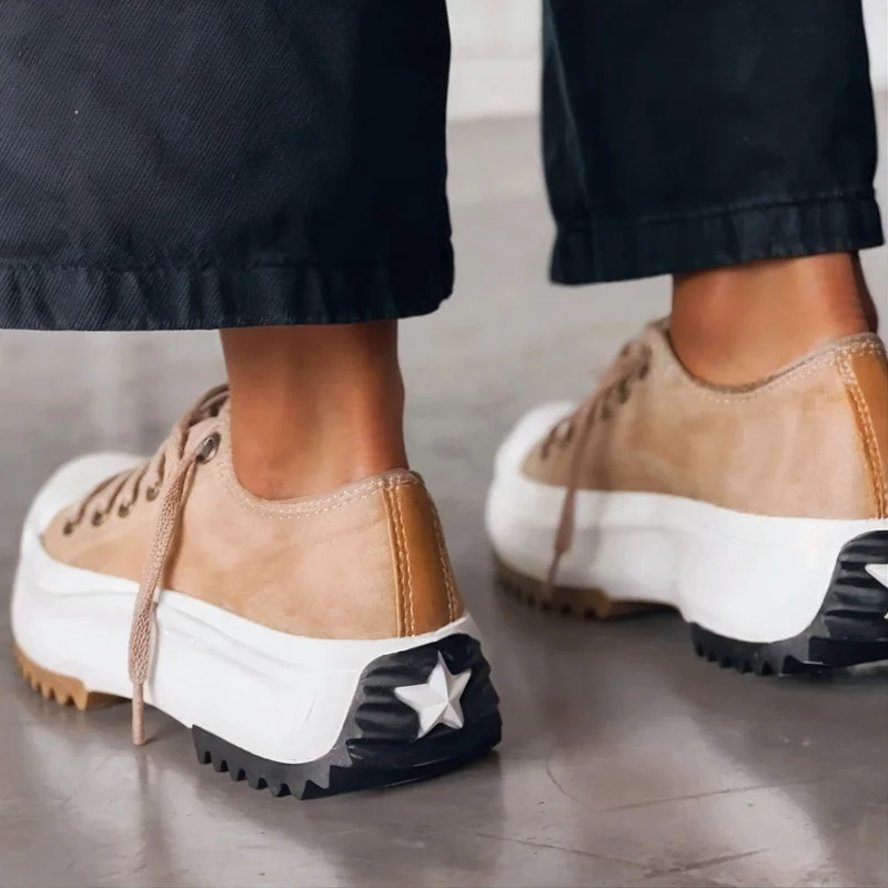 Orthopädische Sneaker mit Fußgewölbeunterstützung