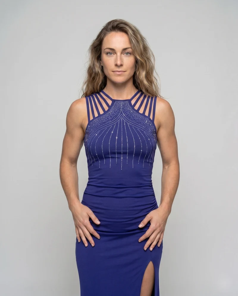 Damen Elegantes und glitzerndes Abendkleid mit hohem Schlitz und Schmuckdetails