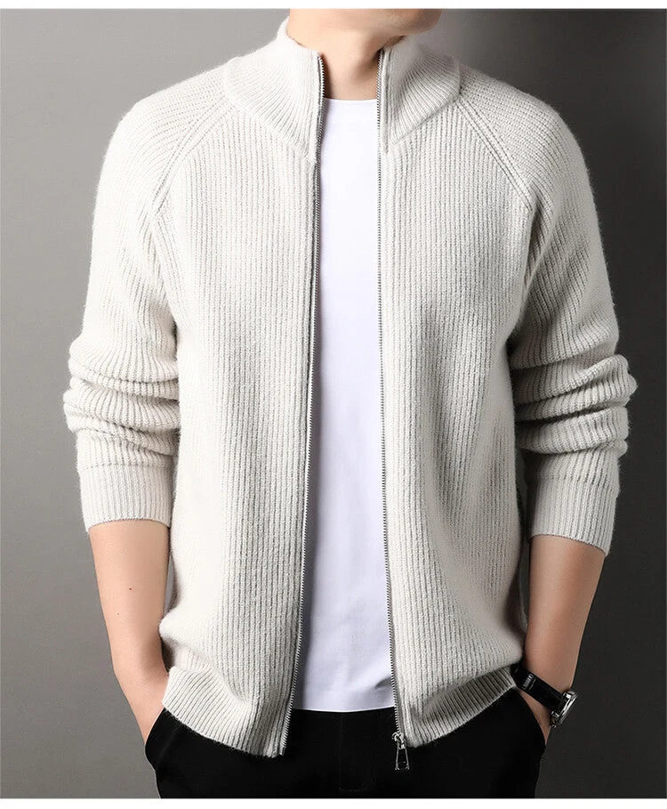 Herren Strickjacke mit hohem Kragen und unauffälligem Reißverschluss