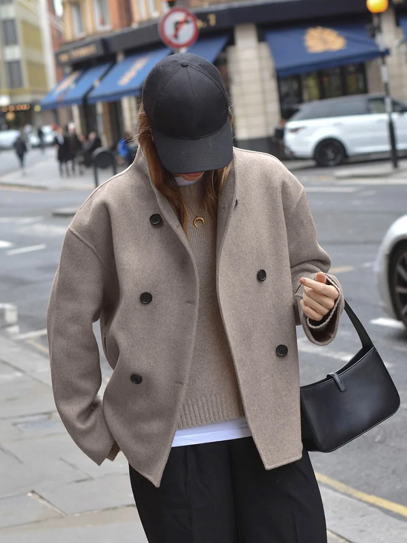 Stilvolle und Bequeme Oversized Damenjacke mit Knopfverschluss