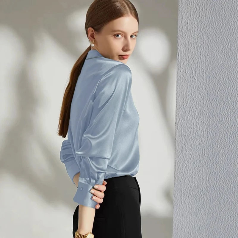 Damen Luxus Satin-Bluse mit elegantem Kragen und weichen Ärmeln