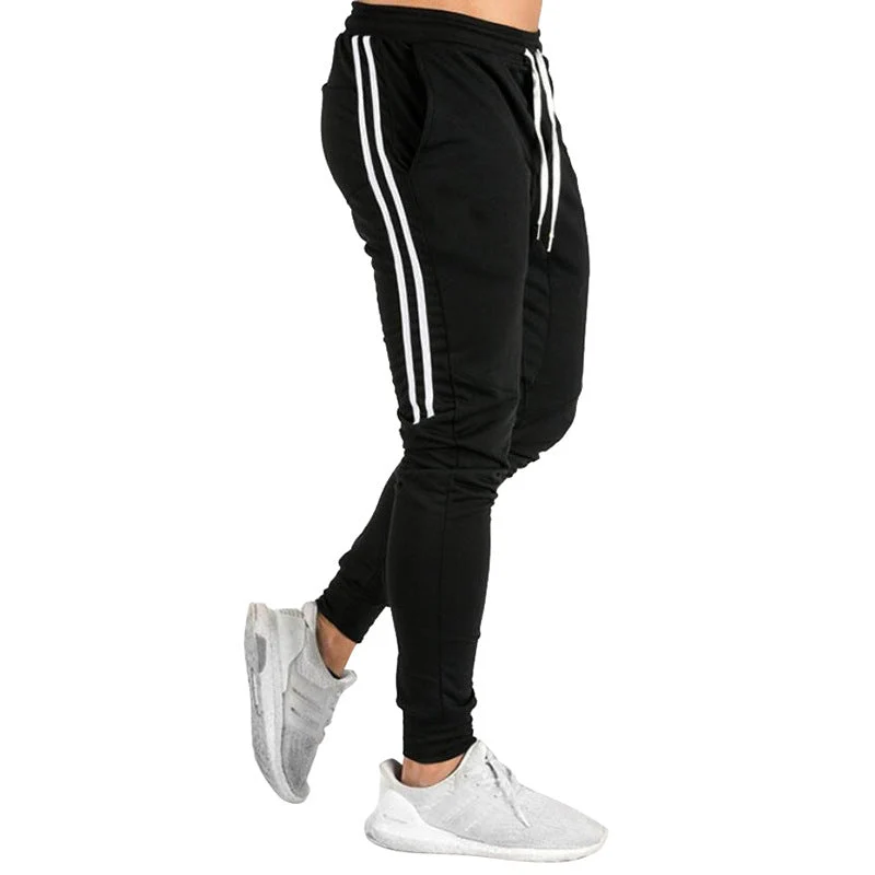 Herren Sportliche Jogginghose mit atmungsaktiver Struktur und seitlichen Streifen