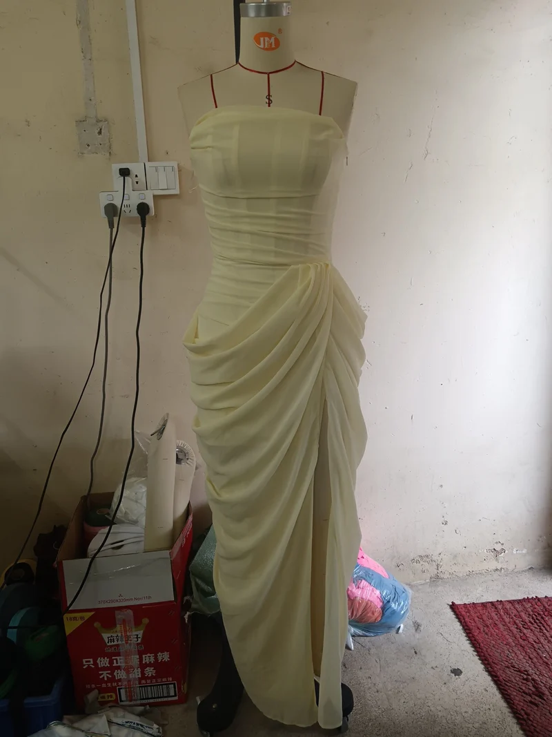 Damen Elegantes Abendkleid mit Off-Shoulder-Design und Fließendem Cape