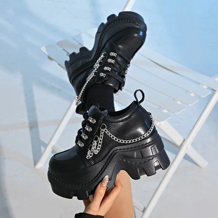 Damen Chunky Sneaker mit glanzvollen Kettenakzenten