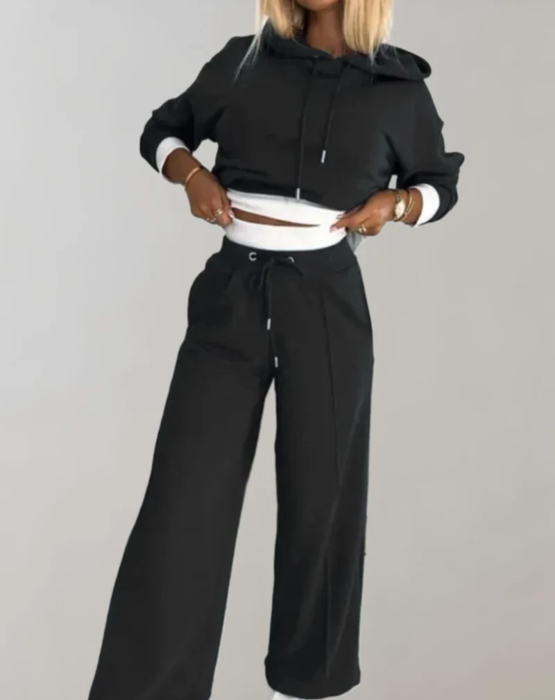 Delige Set von Einem Zweifarbigen Hoodie und Einer Hose mit Weitem Bein