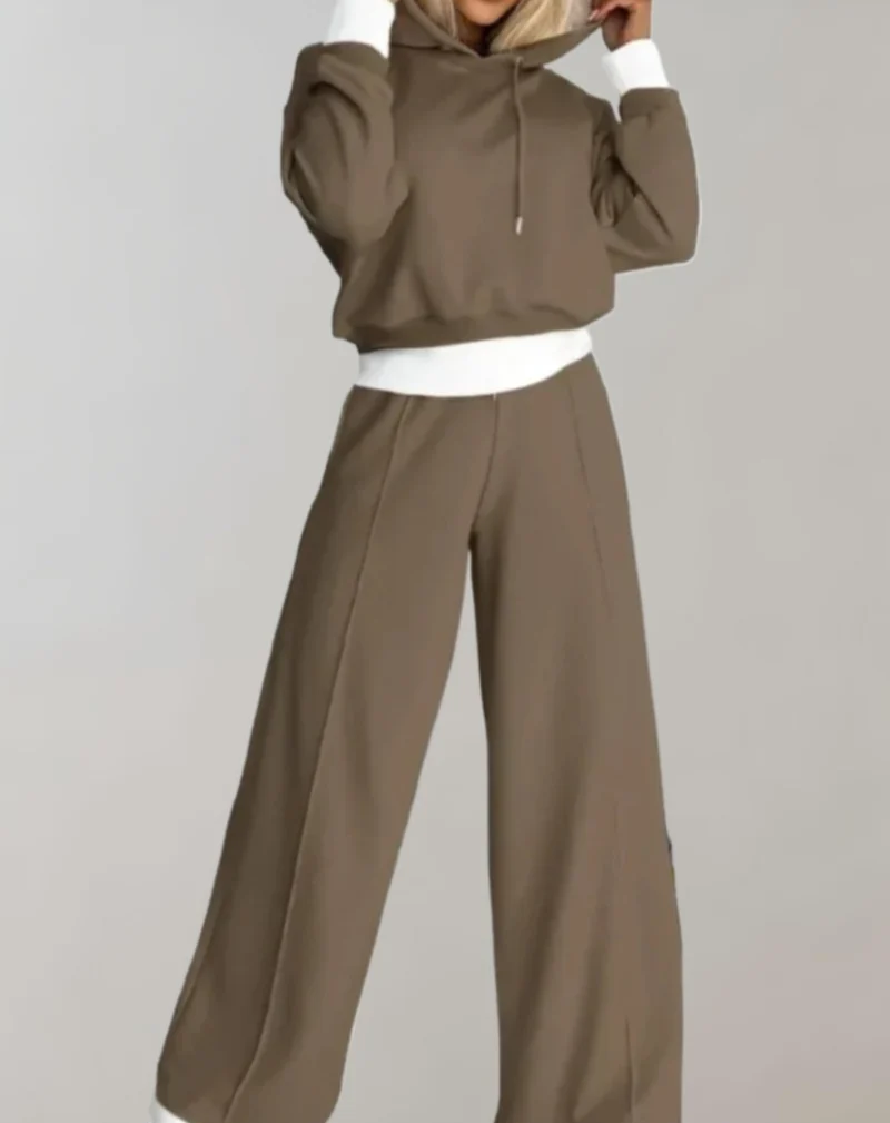Delige Set von Einem Zweifarbigen Hoodie und Einer Hose mit Weitem Bein