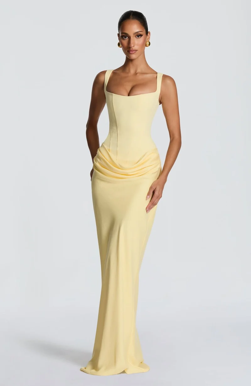 Damen Elegantes Maxikleid mit figurbetonendem Schnitt und raffiniertem Faltenwurf