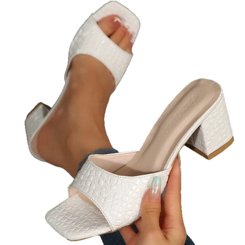 Damen Elegante Sandalen mit raffiniertem Blockabsatz und glänzender Oberfläche