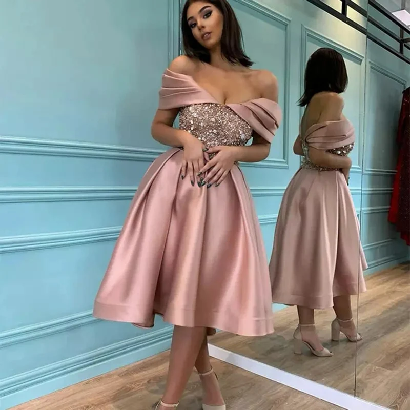 Damen Glamouröses Abendkleid mit schimmerndem Oberteil und Flügelärmeln